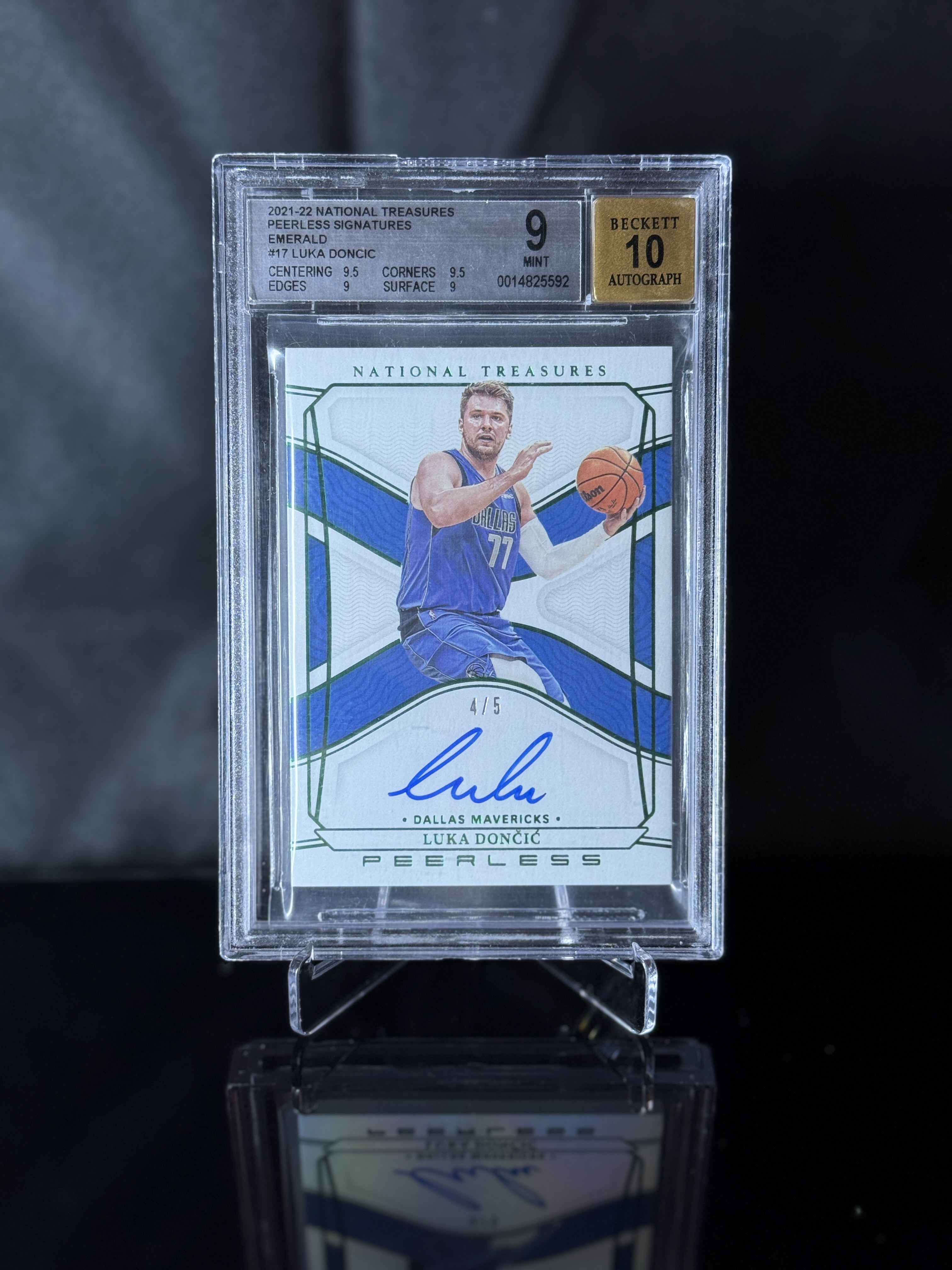2021-22 Panini National Treasures Luka Dončić Emerald